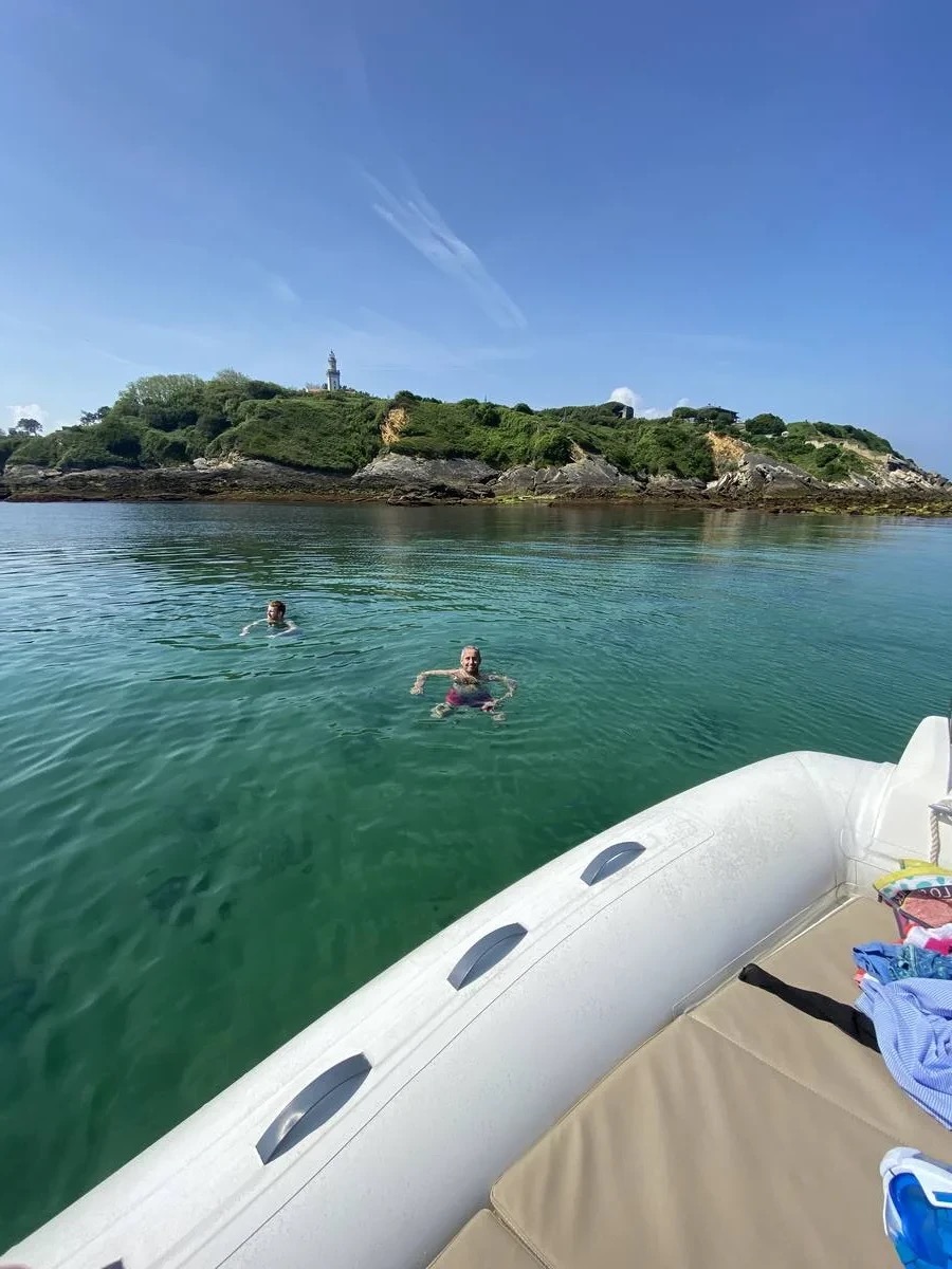 Baignade en mer près du phare – excursion bateau Biarritz