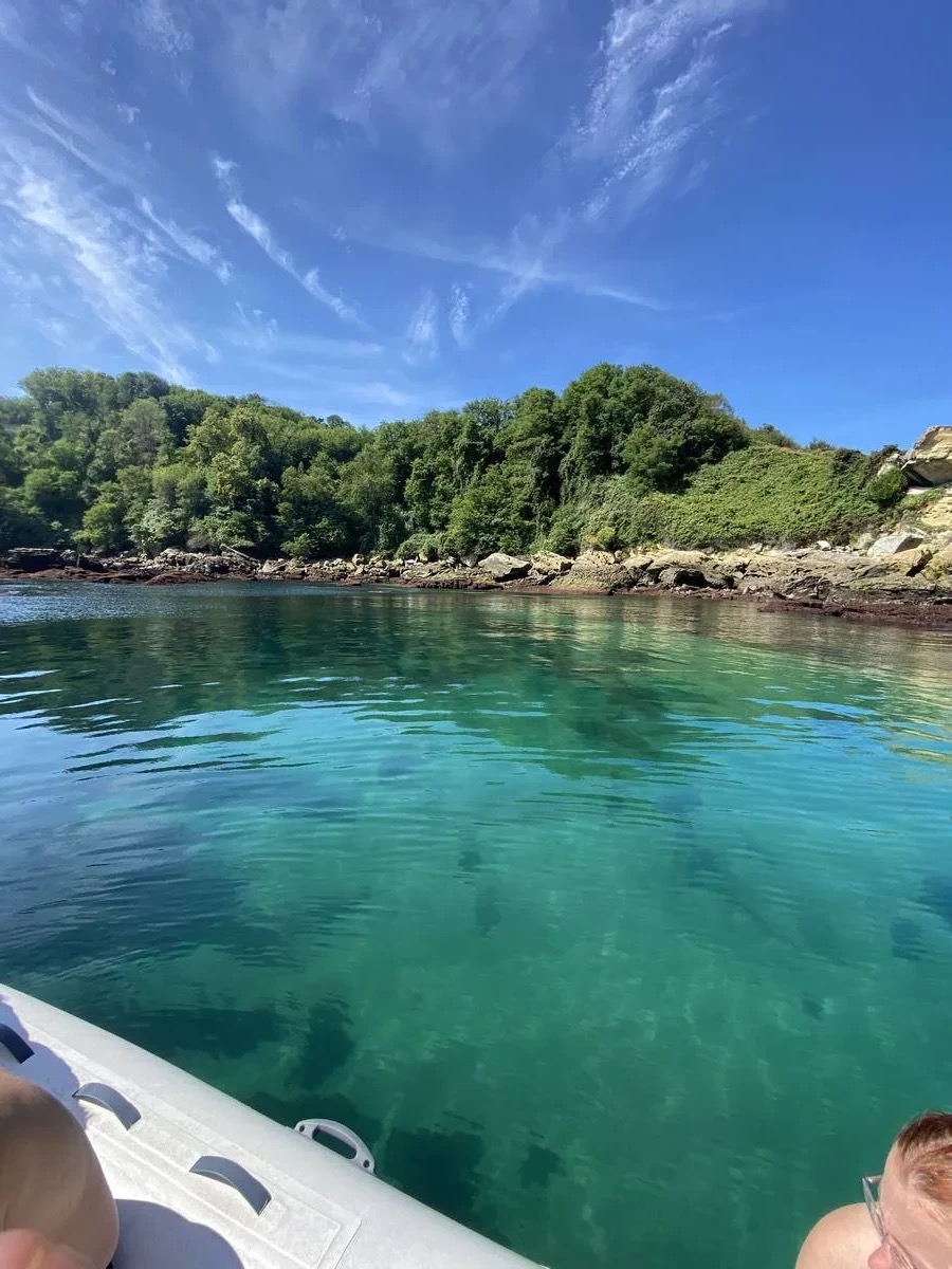 Eaux turquoises d'une crique secrète accessible uniquement en bateau – Biarritz